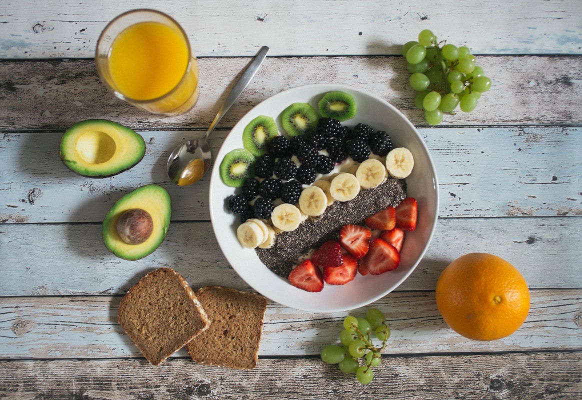 Smoothie bowl με φρούτα και δημητριακά